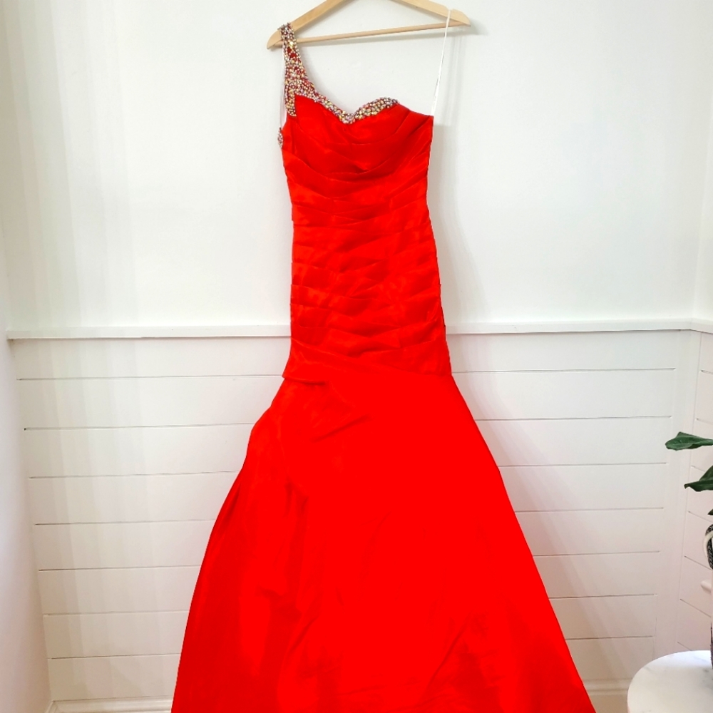 Max duggal red beaded formal gown dress trumpet